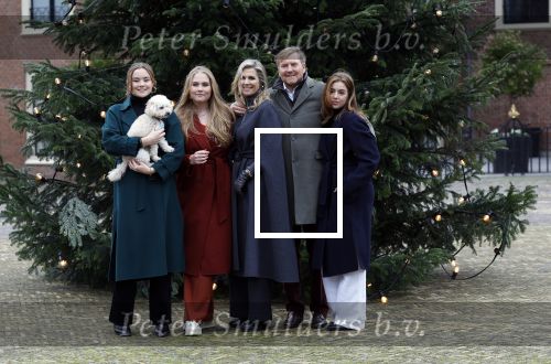 Den Haag 22 december 2023
Fotouurtje met Koning Willem Alexander Koningin Maxima Prinses Amalia Prinses Alexia Prinses Ariane en hun hondje Mambo bij Huis ten Bosch .