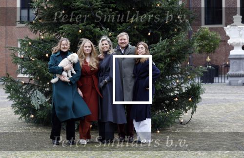 Den Haag 22 december 2023
Fotouurtje met Koning Willem Alexander Koningin Maxima Prinses Amalia Prinses Alexia Prinses Ariane en hun hondje Mambo bij Huis ten Bosch .