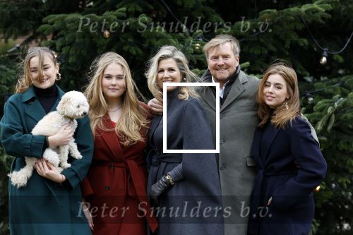Den Haag 22 december 2023
Fotouurtje met Koning Willem Alexander Koningin Maxima Prinses Amalia Prinses Alexia Prinses Ariane en hun hondje Mambo bij Huis ten Bosch .