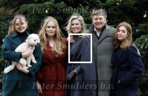 Den Haag 22 december 2023
Fotouurtje met Koning Willem Alexander Koningin Maxima Prinses Amalia Prinses Alexia Prinses Ariane en hun hondje Mambo bij Huis ten Bosch .
