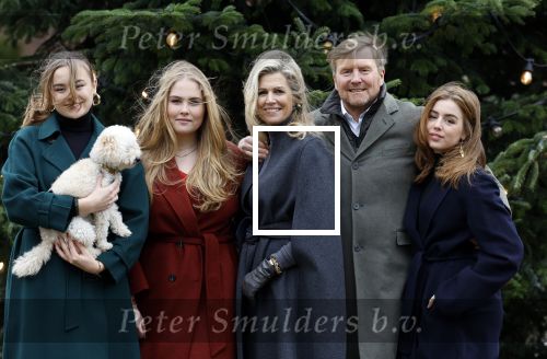 Den Haag 22 december 2023
Fotouurtje met Koning Willem Alexander Koningin Maxima Prinses Amalia Prinses Alexia Prinses Ariane en hun hondje Mambo bij Huis ten Bosch .