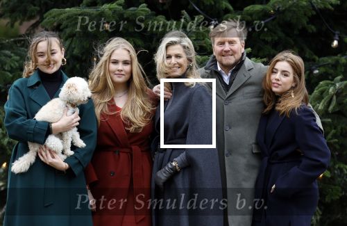 Den Haag 22 december 2023
Fotouurtje met Koning Willem Alexander Koningin Maxima Prinses Amalia Prinses Alexia Prinses Ariane en hun hondje Mambo bij Huis ten Bosch .