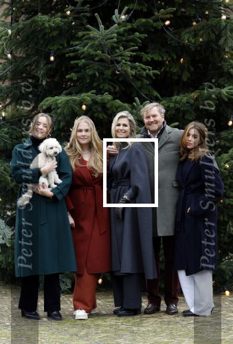 Den Haag 22 december 2023
Fotouurtje met Koning Willem Alexander Koningin Maxima Prinses Amalia Prinses Alexia Prinses Ariane en hun hondje Mambo bij Huis ten Bosch .