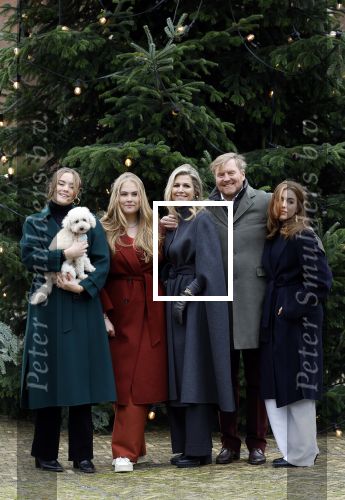 Den Haag 22 december 2023
Fotouurtje met Koning Willem Alexander Koningin Maxima Prinses Amalia Prinses Alexia Prinses Ariane en hun hondje Mambo bij Huis ten Bosch .
