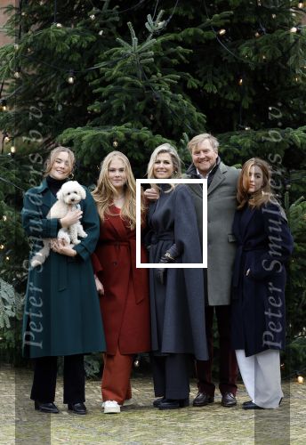 Den Haag 22 december 2023
Fotouurtje met Koning Willem Alexander Koningin Maxima Prinses Amalia Prinses Alexia Prinses Ariane en hun hondje Mambo bij Huis ten Bosch .