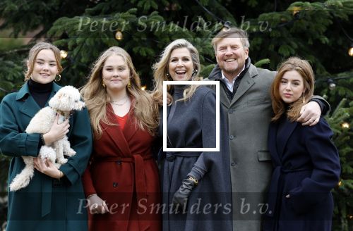 Den Haag 22 december 2023
Fotouurtje met Koning Willem Alexander Koningin Maxima Prinses Amalia Prinses Alexia Prinses Ariane en hun hondje Mambo bij Huis ten Bosch .