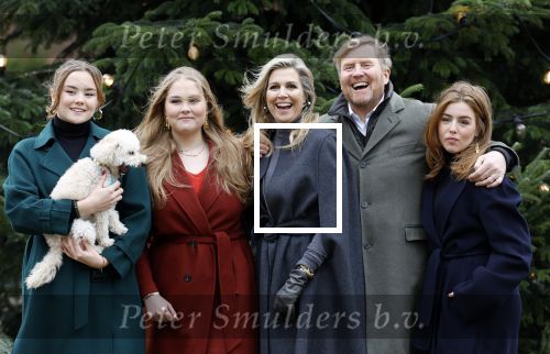 Den Haag 22 december 2023
Fotouurtje met Koning Willem Alexander Koningin Maxima Prinses Amalia Prinses Alexia Prinses Ariane en hun hondje Mambo bij Huis ten Bosch .