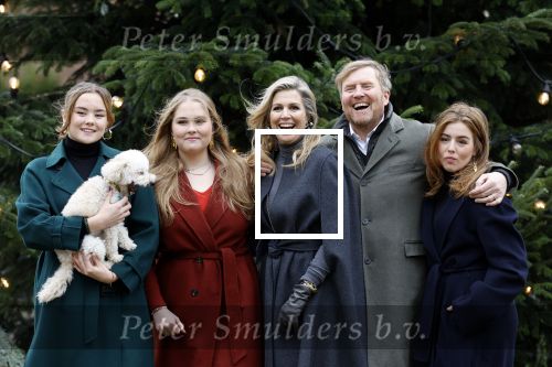 Den Haag 22 december 2023
Fotouurtje met Koning Willem Alexander Koningin Maxima Prinses Amalia Prinses Alexia Prinses Ariane en hun hondje Mambo bij Huis ten Bosch .