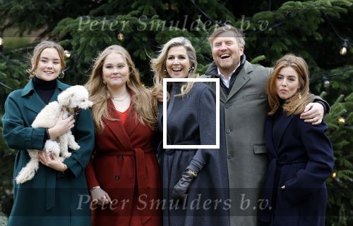 Den Haag 22 december 2023
Fotouurtje met Koning Willem Alexander Koningin Maxima Prinses Amalia Prinses Alexia Prinses Ariane en hun hondje Mambo bij Huis ten Bosch .