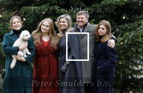 Den Haag 22 december 2023
Fotouurtje met Koning Willem Alexander Koningin Maxima Prinses Amalia Prinses Alexia Prinses Ariane en hun hondje Mambo bij Huis ten Bosch .
