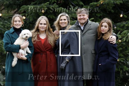 Den Haag 22 december 2023
Fotouurtje met Koning Willem Alexander Koningin Maxima Prinses Amalia Prinses Alexia Prinses Ariane en hun hondje Mambo bij Huis ten Bosch .