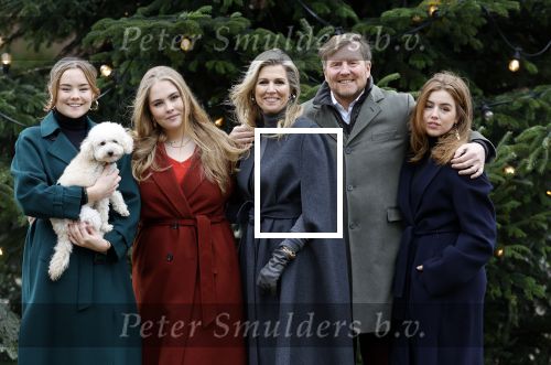 Den Haag 22 december 2023
Fotouurtje met Koning Willem Alexander Koningin Maxima Prinses Amalia Prinses Alexia Prinses Ariane en hun hondje Mambo bij Huis ten Bosch .