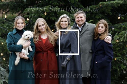 Den Haag 22 december 2023
Fotouurtje met Koning Willem Alexander Koningin Maxima Prinses Amalia Prinses Alexia Prinses Ariane en hun hondje Mambo bij Huis ten Bosch .
