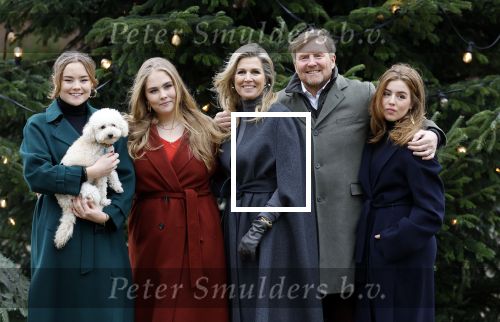 Den Haag 22 december 2023
Fotouurtje met Koning Willem Alexander Koningin Maxima Prinses Amalia Prinses Alexia Prinses Ariane en hun hondje Mambo bij Huis ten Bosch .