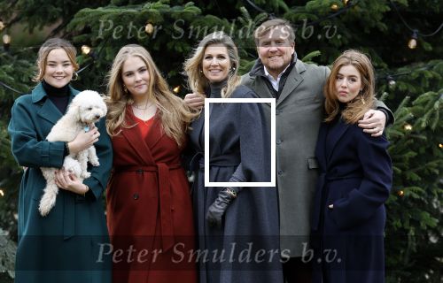 Den Haag 22 december 2023
Fotouurtje met Koning Willem Alexander Koningin Maxima Prinses Amalia Prinses Alexia Prinses Ariane en hun hondje Mambo bij Huis ten Bosch .