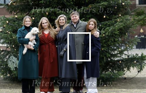 Den Haag 22 december 2023
Fotouurtje met Koning Willem Alexander Koningin Maxima Prinses Amalia Prinses Alexia Prinses Ariane en hun hondje Mambo bij Huis ten Bosch .