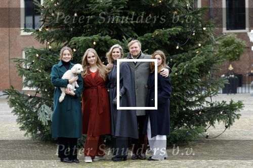 Den Haag 22 december 2023
Fotouurtje met Koning Willem Alexander Koningin Maxima Prinses Amalia Prinses Alexia Prinses Ariane en hun hondje Mambo bij Huis ten Bosch .