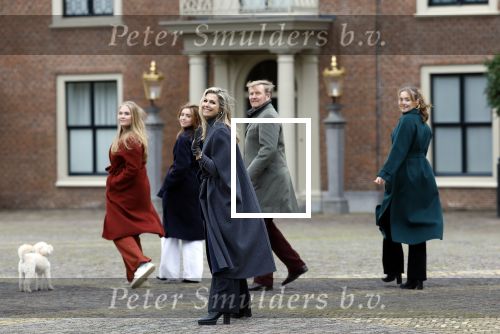 Den Haag 22 december 2023
Fotouurtje met Koning Willem Alexander Koningin Maxima Prinses Amalia Prinses Alexia Prinses Ariane en hun hondje Mambo bij Huis ten Bosch .