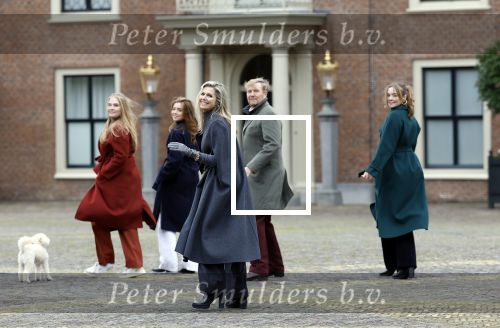 Den Haag 22 december 2023
Fotouurtje met Koning Willem Alexander Koningin Maxima Prinses Amalia Prinses Alexia Prinses Ariane en hun hondje Mambo bij Huis ten Bosch .
