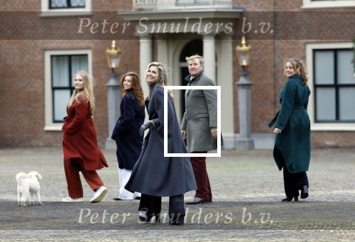 Den Haag 22 december 2023
Fotouurtje met Koning Willem Alexander Koningin Maxima Prinses Amalia Prinses Alexia Prinses Ariane en hun hondje Mambo bij Huis ten Bosch .