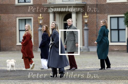 Den Haag 22 december 2023
Fotouurtje met Koning Willem Alexander Koningin Maxima Prinses Amalia Prinses Alexia Prinses Ariane en hun hondje Mambo bij Huis ten Bosch .