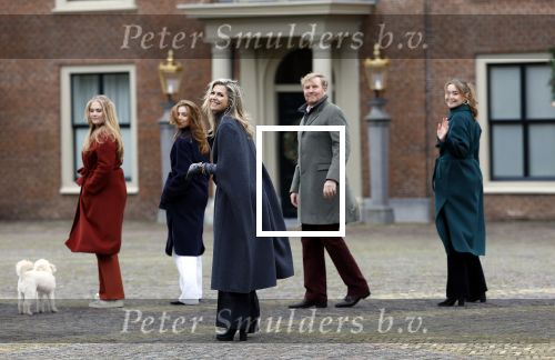 Den Haag 22 december 2023
Fotouurtje met Koning Willem Alexander Koningin Maxima Prinses Amalia Prinses Alexia Prinses Ariane en hun hondje Mambo bij Huis ten Bosch .