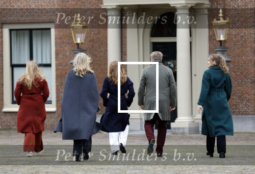 Den Haag 22 december 2023
Fotouurtje met Koning Willem Alexander Koningin Maxima Prinses Amalia Prinses Alexia Prinses Ariane en hun hondje Mambo bij Huis ten Bosch .