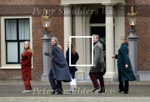 Den Haag 22 december 2023
Fotouurtje met Koning Willem Alexander Koningin Maxima Prinses Amalia Prinses Alexia Prinses Ariane en hun hondje Mambo bij Huis ten Bosch .