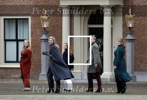 Den Haag 22 december 2023
Fotouurtje met Koning Willem Alexander Koningin Maxima Prinses Amalia Prinses Alexia Prinses Ariane en hun hondje Mambo bij Huis ten Bosch .