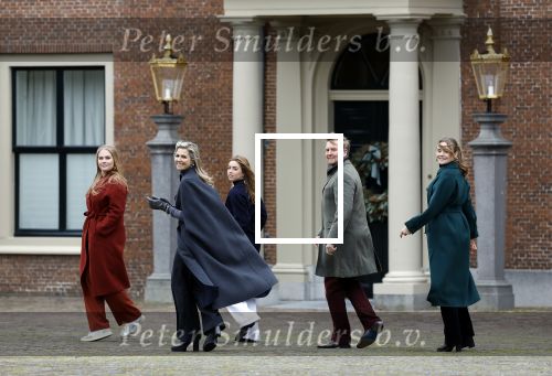 Den Haag 22 december 2023
Fotouurtje met Koning Willem Alexander Koningin Maxima Prinses Amalia Prinses Alexia Prinses Ariane en hun hondje Mambo bij Huis ten Bosch .
