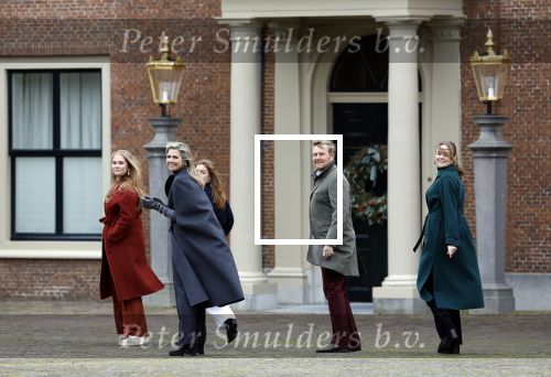 Den Haag 22 december 2023
Fotouurtje met Koning Willem Alexander Koningin Maxima Prinses Amalia Prinses Alexia Prinses Ariane en hun hondje Mambo bij Huis ten Bosch .