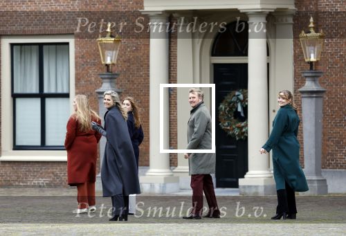 Den Haag 22 december 2023
Fotouurtje met Koning Willem Alexander Koningin Maxima Prinses Amalia Prinses Alexia Prinses Ariane en hun hondje Mambo bij Huis ten Bosch .
