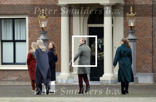 Den Haag 22 december 2023
Fotouurtje met Koning Willem Alexander Koningin Maxima Prinses Amalia Prinses Alexia Prinses Ariane en hun hondje Mambo bij Huis ten Bosch .