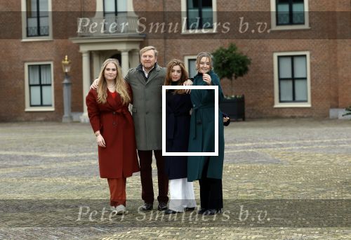 Den Haag 22 december 2023
Fotouurtje met Koning Willem Alexander Koningin Maxima Prinses Amalia Prinses Alexia Prinses Ariane en hun hondje Mambo bij Huis ten Bosch .
