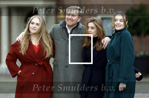 Den Haag 22 december 2023
Fotouurtje met Koning Willem Alexander Koningin Maxima Prinses Amalia Prinses Alexia Prinses Ariane en hun hondje Mambo bij Huis ten Bosch .