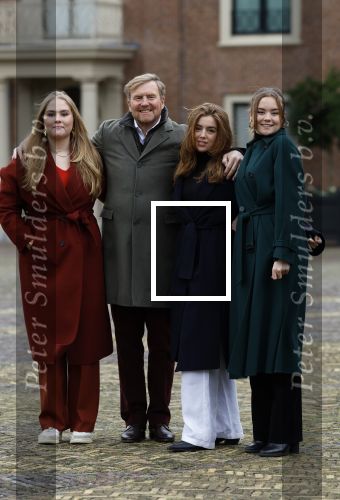 Den Haag 22 december 2023
Fotouurtje met Koning Willem Alexander Koningin Maxima Prinses Amalia Prinses Alexia Prinses Ariane en hun hondje Mambo bij Huis ten Bosch .