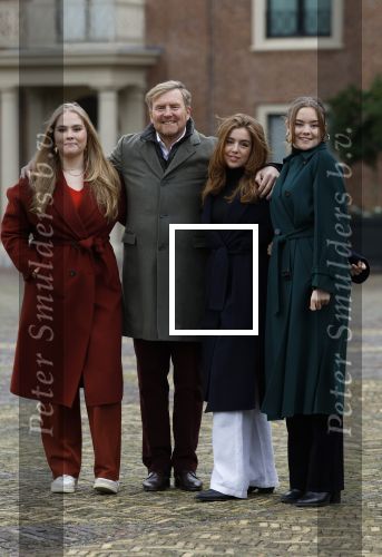 Den Haag 22 december 2023
Fotouurtje met Koning Willem Alexander Koningin Maxima Prinses Amalia Prinses Alexia Prinses Ariane en hun hondje Mambo bij Huis ten Bosch .