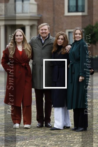 Den Haag 22 december 2023
Fotouurtje met Koning Willem Alexander Koningin Maxima Prinses Amalia Prinses Alexia Prinses Ariane en hun hondje Mambo bij Huis ten Bosch .