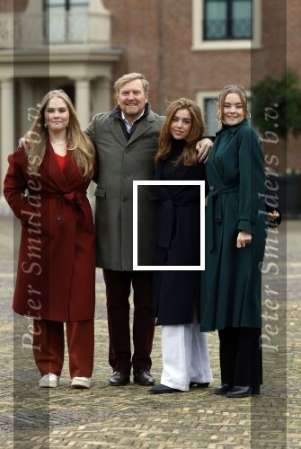 Den Haag 22 december 2023
Fotouurtje met Koning Willem Alexander Koningin Maxima Prinses Amalia Prinses Alexia Prinses Ariane en hun hondje Mambo bij Huis ten Bosch .
