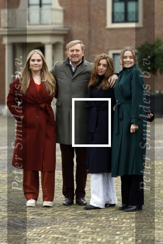 Den Haag 22 december 2023
Fotouurtje met Koning Willem Alexander Koningin Maxima Prinses Amalia Prinses Alexia Prinses Ariane en hun hondje Mambo bij Huis ten Bosch .
