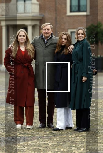 Den Haag 22 december 2023
Fotouurtje met Koning Willem Alexander Koningin Maxima Prinses Amalia Prinses Alexia Prinses Ariane en hun hondje Mambo bij Huis ten Bosch .