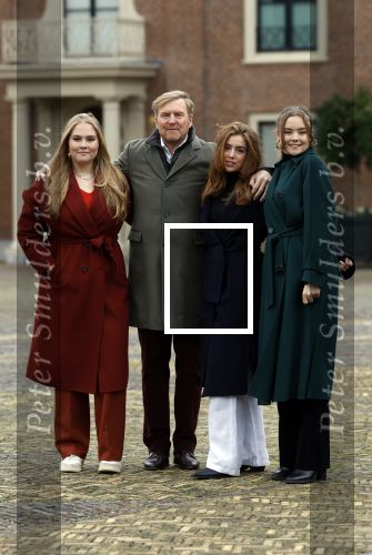 Den Haag 22 december 2023
Fotouurtje met Koning Willem Alexander Koningin Maxima Prinses Amalia Prinses Alexia Prinses Ariane en hun hondje Mambo bij Huis ten Bosch .