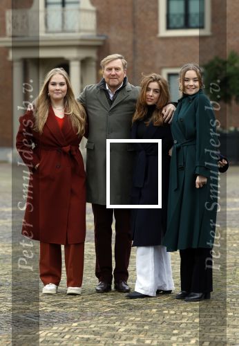 Den Haag 22 december 2023
Fotouurtje met Koning Willem Alexander Koningin Maxima Prinses Amalia Prinses Alexia Prinses Ariane en hun hondje Mambo bij Huis ten Bosch .