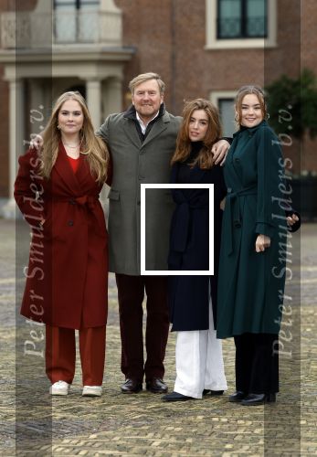Den Haag 22 december 2023
Fotouurtje met Koning Willem Alexander Koningin Maxima Prinses Amalia Prinses Alexia Prinses Ariane en hun hondje Mambo bij Huis ten Bosch .