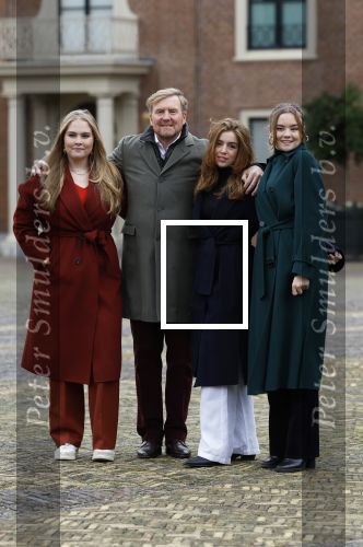 Den Haag 22 december 2023
Fotouurtje met Koning Willem Alexander Koningin Maxima Prinses Amalia Prinses Alexia Prinses Ariane en hun hondje Mambo bij Huis ten Bosch .