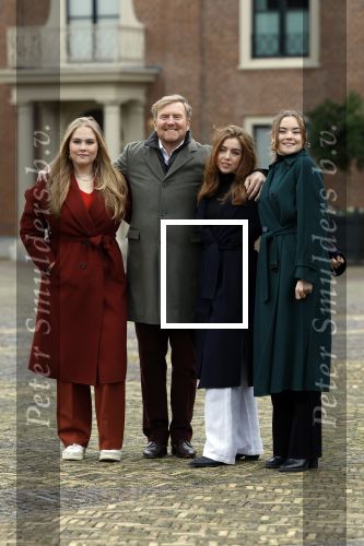 Den Haag 22 december 2023
Fotouurtje met Koning Willem Alexander Koningin Maxima Prinses Amalia Prinses Alexia Prinses Ariane en hun hondje Mambo bij Huis ten Bosch .