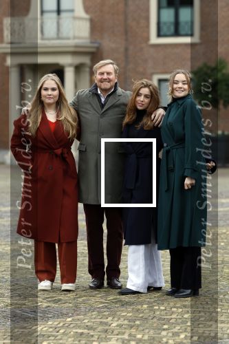 Den Haag 22 december 2023
Fotouurtje met Koning Willem Alexander Koningin Maxima Prinses Amalia Prinses Alexia Prinses Ariane en hun hondje Mambo bij Huis ten Bosch .