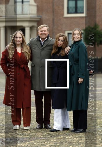 Den Haag 22 december 2023
Fotouurtje met Koning Willem Alexander Koningin Maxima Prinses Amalia Prinses Alexia Prinses Ariane en hun hondje Mambo bij Huis ten Bosch .