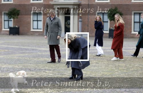 Den Haag 22 december 2023
Fotouurtje met Koning Willem Alexander Koningin Maxima Prinses Amalia Prinses Alexia Prinses Ariane en hun hondje Mambo bij Huis ten Bosch .