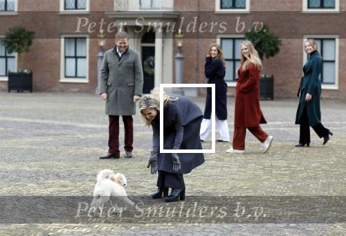 Den Haag 22 december 2023
Fotouurtje met Koning Willem Alexander Koningin Maxima Prinses Amalia Prinses Alexia Prinses Ariane en hun hondje Mambo bij Huis ten Bosch .